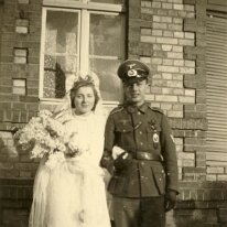 1943 Februar Oma Elli Opa Hans Hochzeit 2