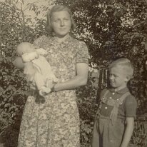 1949 Oma Elli , Wolfgang , Dieter
